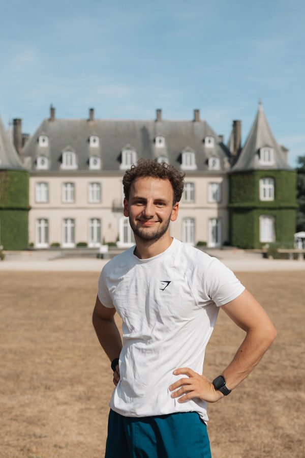 Portrait d'Anselme, cofondateur de PACE, devant le château